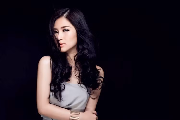 Ngoài lùm xùm này, Hương Tràm còn dính sự cố diện trang phục phản cảm biểu diễn trong bar. Cô bị phạt 10 triệu và cấm diễn 3 tháng.