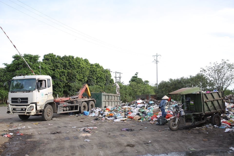 Rác thải xây dựng, rác thải sinh hoạt đã qua sử dụng, được đổ thành đống lớn. Trời nắng, mùi hôi thối bốc lên nông nặc, ngày mưa nước đen thôi tràn ra đường, ruộng và khu dân cư gây ô nhiễm nguồn nước nghiêm trọng.