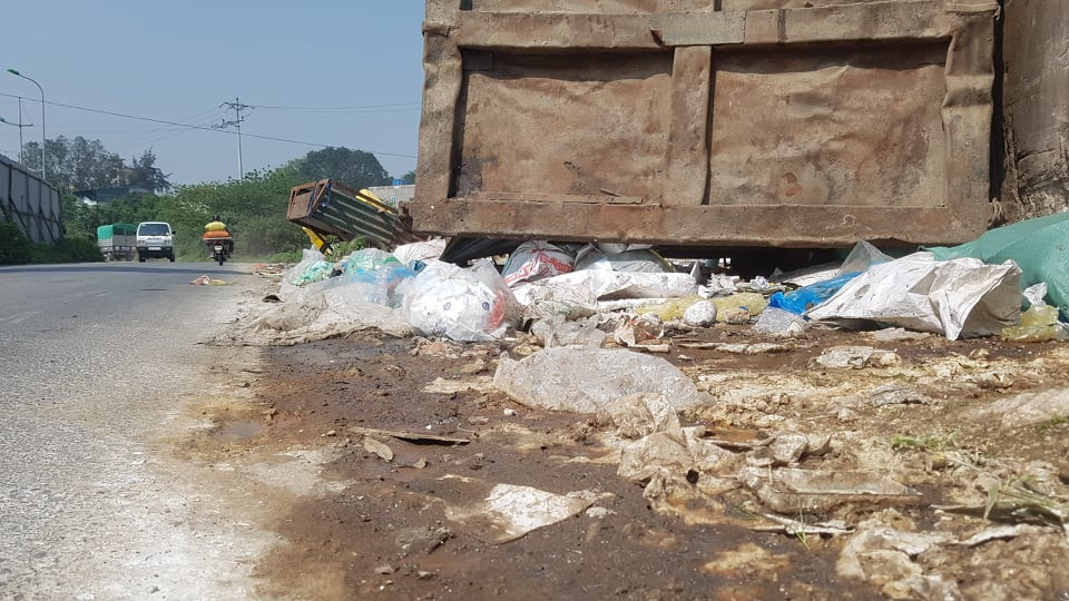 Ông Hạnh cho biết thêm, UBND huyện cũng đã có công văn gửi UBND TP Hà Nội về việc đề nghị điều chỉnh cục bộ quy hoạch chung huyện Thường Tín (vị trí xây dựng trạm trung chuyển rác thải sinh hoạt tại xã Liên Phương. Hiện UBND huyện Thường Tín đang chờ UBND TP Hà Nội cấp phép. UBND huyện Thường Tín sẽ tiến hành di điểm trung chuyển rác ra vị trí mới theo quy định.