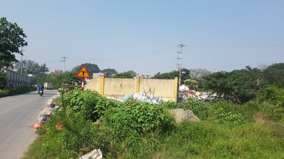 Bà Nguyễn Thị Bảo, 71 tuổi cũng là một người dân sống tại xã Liên Phương nói: "Trước tình hình thực trạng như vậy chúng tôi cũng đã có ý kiến rất nhiều nhưng hiện giờ bãi rác lại càng ngày càng nhiều ô nhiễm rất trầm trọng khiến chúng tôi rất là bức xúc.