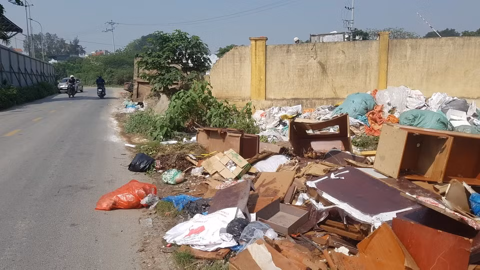 Trao đổi với PV Kiến Thức, ông Lê Đình Kiên 64 tuổi là cựu chiến binh, sống tại xã Liên Phương cho biết: “Bãi tập kết rác thải này đã tồn tại nhiều năm qua, gây ô nhiễm môi trường, ảnh hưởng nghiêm trọng tới đời sống sinh hoạt của người dân.