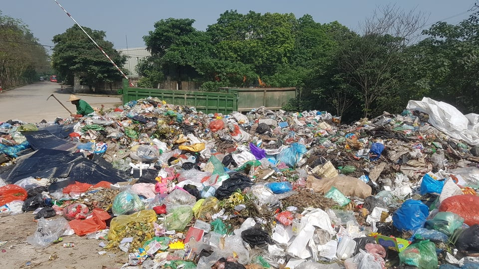 Mong rằng cơ quan chức năng nhanh chóng vào cuộc di chuyển bãi rác càng nhanh chóng càng tốt để cho những người dân chúng tôi có cuộc sống bình thường như những người dân ở nơi khác".