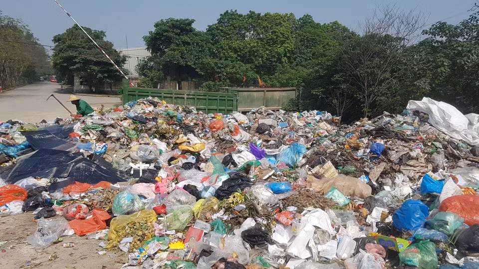 Mong rằng cơ quan chức năng nhanh chóng vào cuộc di chuyển bãi rác càng nhanh chóng càng tốt để cho những người dân chúng tôi có cuộc sống bình thường như những người dân ở nơi khác".