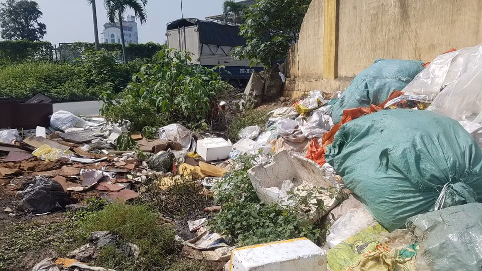 Ông Hạnh cũng cho hay, trạm trung chuyển chỉ tiếp nhận rác của xã, không được mang rác từ nơi khác. Tuy nhiên, do điểm trung chuyển rác thuộc quyền quản lý của Ban quản lý dự án huyện Thường tín nên UBND xã Liên Phương không nắm được thực trạng nhiều xe rác từ các xã lân cận đổ trộm vào ban đêm, gây nên tình trạng quá tải, ô nhiễm. 