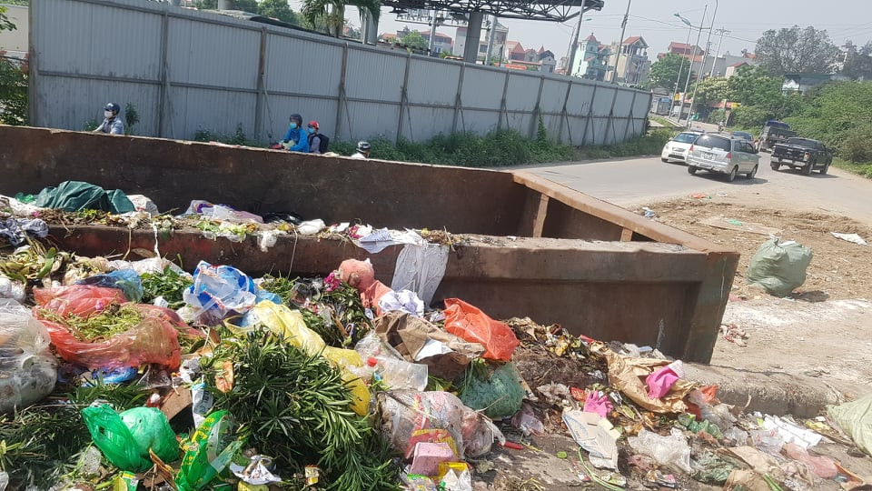 Nhiều hộ dân ở nơi đây cũng cho biết, nếu bãi tập kết rác thải còn hoạt động tại đây, thì chúng tôi không thể sống nổi. Ai cũng đau đầu, tức ngực, không thể thở được. Nhiều năm qua, chúng tôi luôn phải đối diện nguy cơ bệnh tật đe dọa.