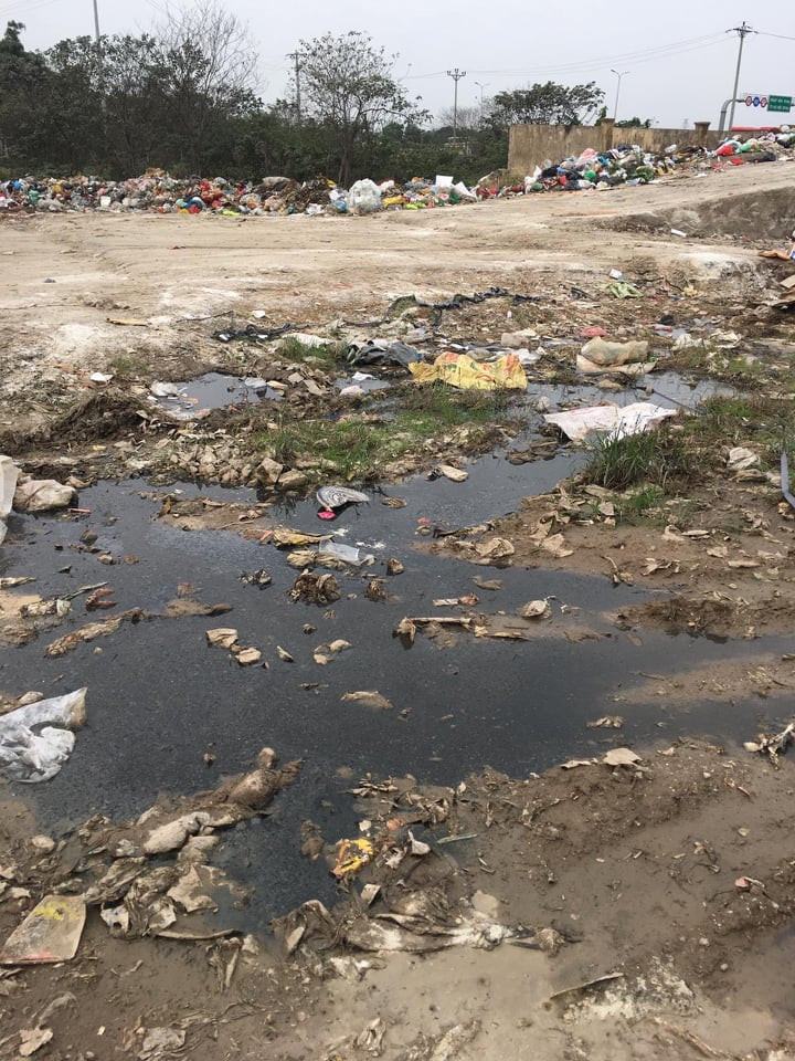 Trao đổi với PV Kiến Thức, ông Uông Văn Hạnh, Chủ tịch UBND xã Liên Phương thừa nhận những phản ánh của người dân là đúng. Trước đây hợp tác xã quản lý việc thu gom rác trên địa bàn, từ tháng 5/2018, thực hiện văn bản chỉ đạo của UBND huyện Thường Tín, xã bàn giao cả việc thu gom vận chuyển lẫn rác cho Ban quản lý dự án huyện. 