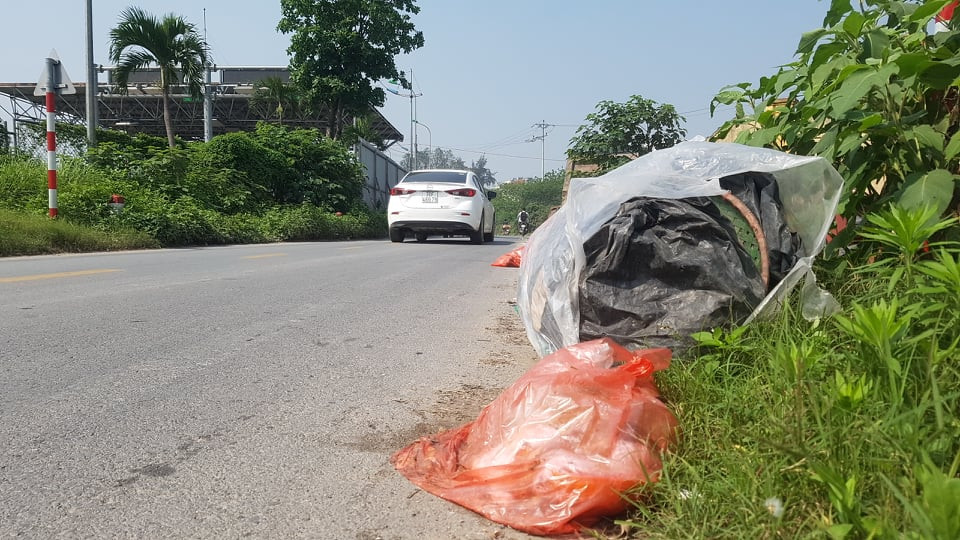 Ông Kiên còn cho biết thêm: "Trong năm 2020 có tổ chức của TP Hà Nội cũng như của huyện Thường Tín có về xã Liên Phương chúng tôi được tiếp xúc và biết điểm trung chuyển rác trên địa bàn xã đã có dự án khoảng 2.060 m2 ở khu xóm 2, thôn Bạch Liên, xã Liên Phương nhưng không hiểu lý do vì sao đến giờ vẫn chưa thấy thực hiện".