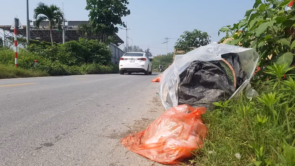 Ông Kiên còn cho biết thêm: "Trong năm 2020 có tổ chức của TP Hà Nội cũng như của huyện Thường Tín có về xã Liên Phương chúng tôi được tiếp xúc và biết điểm trung chuyển rác trên địa bàn xã đã có dự án khoảng 2.060 m2 ở khu xóm 2, thôn Bạch Liên, xã Liên Phương nhưng không hiểu lý do vì sao đến giờ vẫn chưa thấy thực hiện".