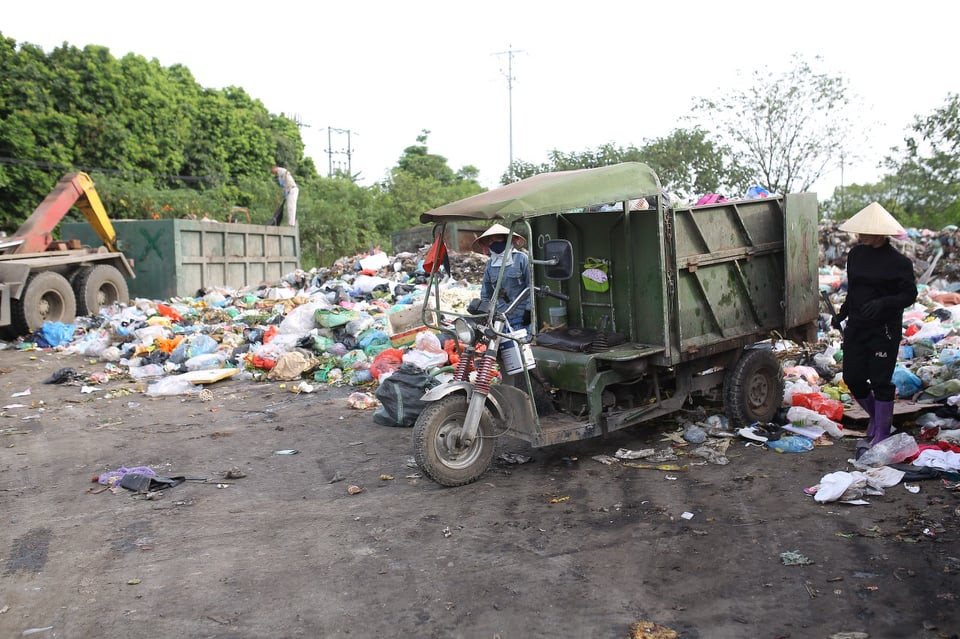 Ông Hạnh cho biết: “Trước bức xúc của người dân, chính quyền địa phương có nhiều kiến nghị, báo cáo gửi tới UBND huyện để tìm giải pháp tháo gỡ. Hiện cơ quan chức năng đang hoàn thiện hồ sơ, sớm đưa địa điểm mới vào quy hoạch để chuyển rác đến nơi mới”.