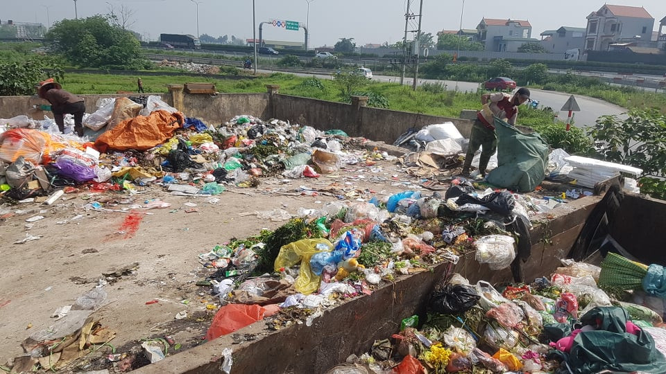 Rác thải được chất thành đống lớn, mùi hôi thối bốc lên, gây ô nhiễm nguồn nước, môi trường bị “bức tử”, người dân đối diện với nguy cơ bệnh tật. Khổ nhất là lúc cả gia đình quây quần bên mâm cơm, dù đóng kín cửa, mùi hôi thối vẫn “len” vào nhà”. 