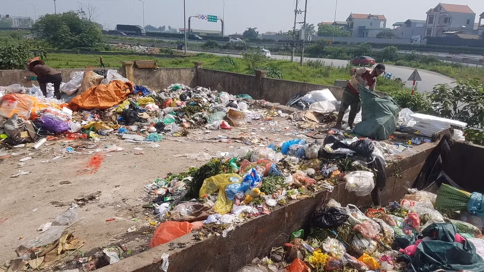 Rác thải được chất thành đống lớn, mùi hôi thối bốc lên, gây ô nhiễm nguồn nước, môi trường bị “bức tử”, người dân đối diện với nguy cơ bệnh tật. Khổ nhất là lúc cả gia đình quây quần bên mâm cơm, dù đóng kín cửa, mùi hôi thối vẫn “len” vào nhà”. 