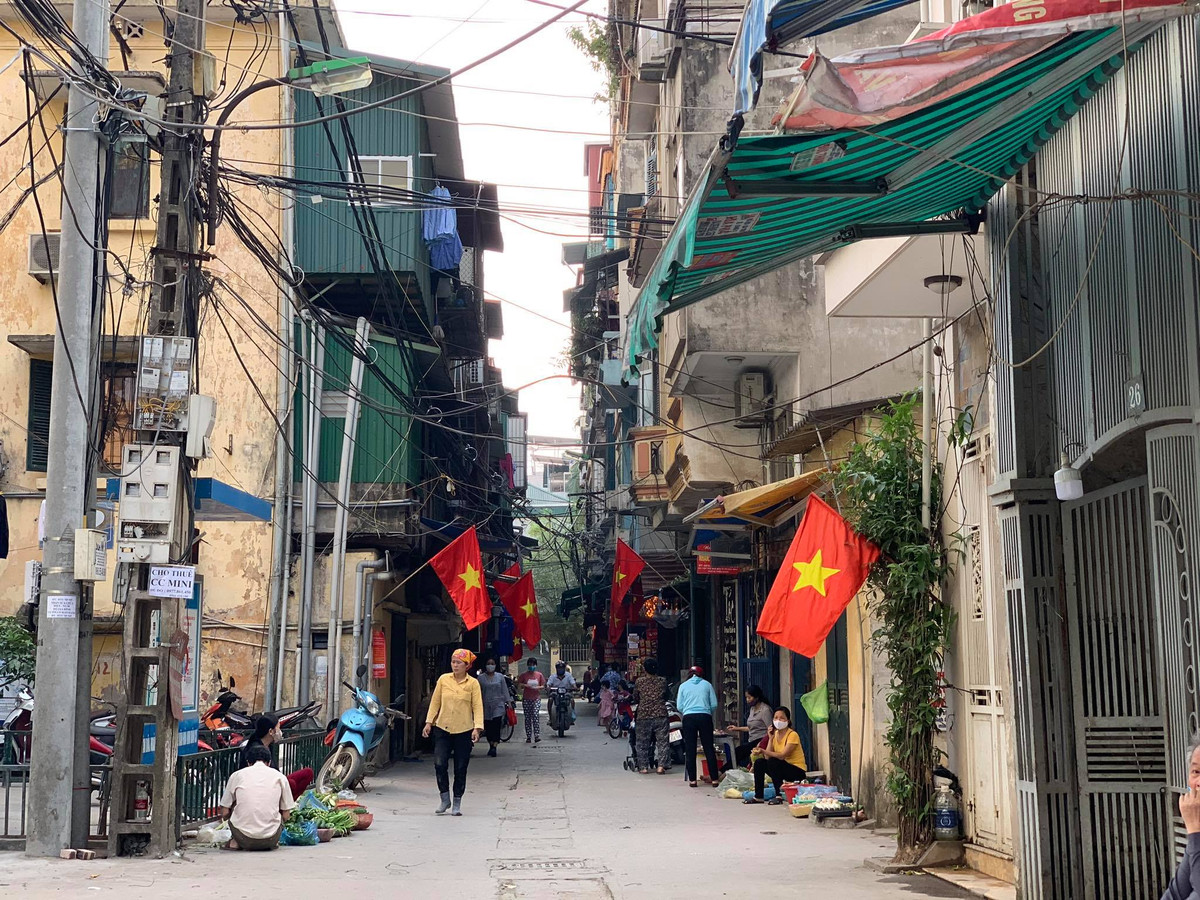 Lá cờ đỏ sao vàng tung bay phấp phới khiến lòng người xôn xao.