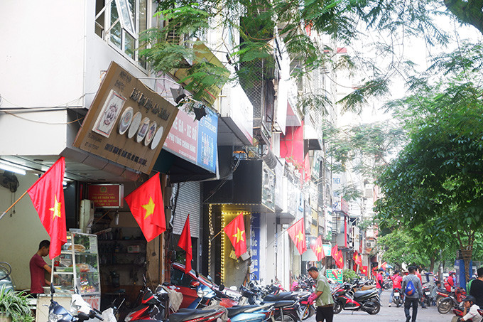 Ở bất cứ đâu, tuyến đường nào sắc đỏ cũng ngập tràn.