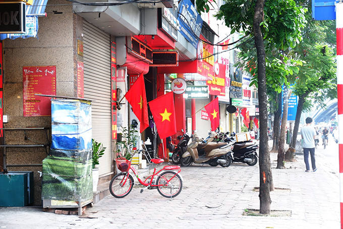 Từ ngõ nhỏ cho đến ngoài đường lớn, khắp nơi đều tràn ngập sắc đỏ của Quốc kỳ.
