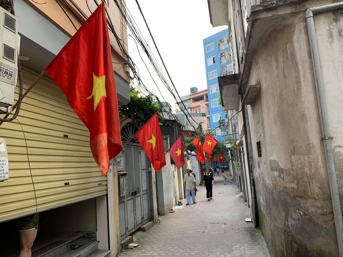 Ngày kỷ niệm 45 năm Ngày Giải phóng miền Nam thống nhất đất nước, nhiều tuyến phố của Hà Nội rực rỡ màu Quốc kỳ để chào mừng sự kiện.