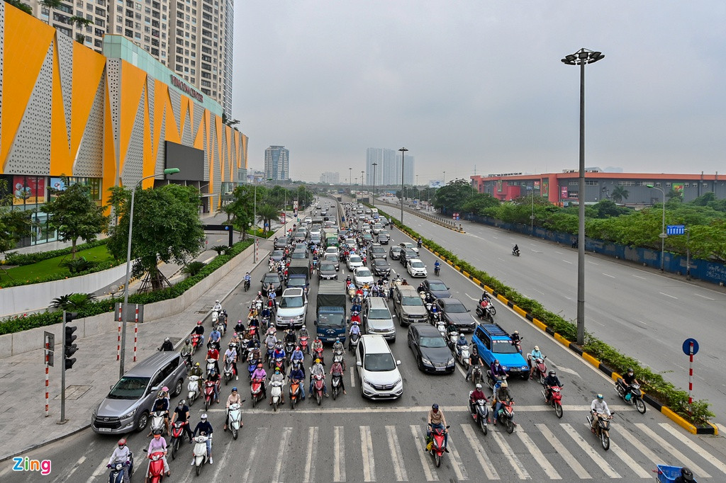 Ngã tư Nguyễn Chánh - Trần Duy Dưng, ôtô, xe máy nối dài san sát nhau.