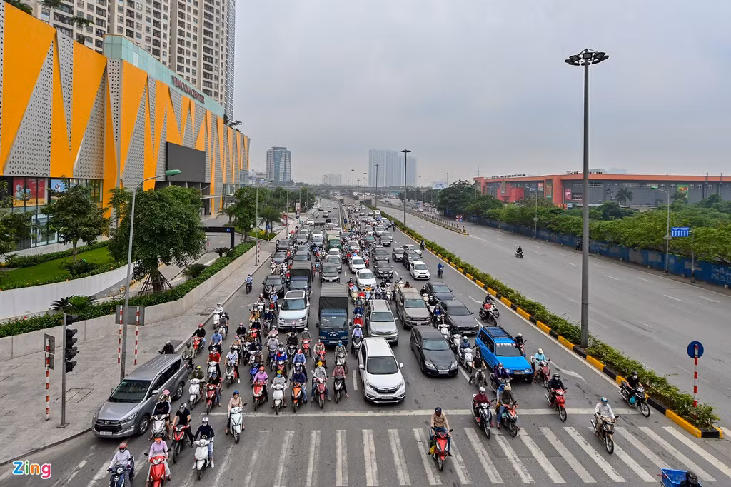 Ngã tư Nguyễn Chánh - Trần Duy Dưng, ôtô, xe máy nối dài san sát nhau.