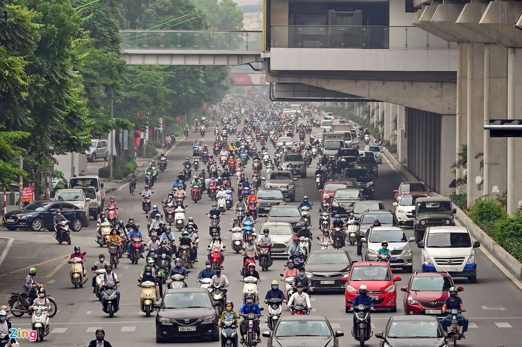 Mật độ giao thông tăng cao trên đường Nguyễn Trãi lúc 8h. 