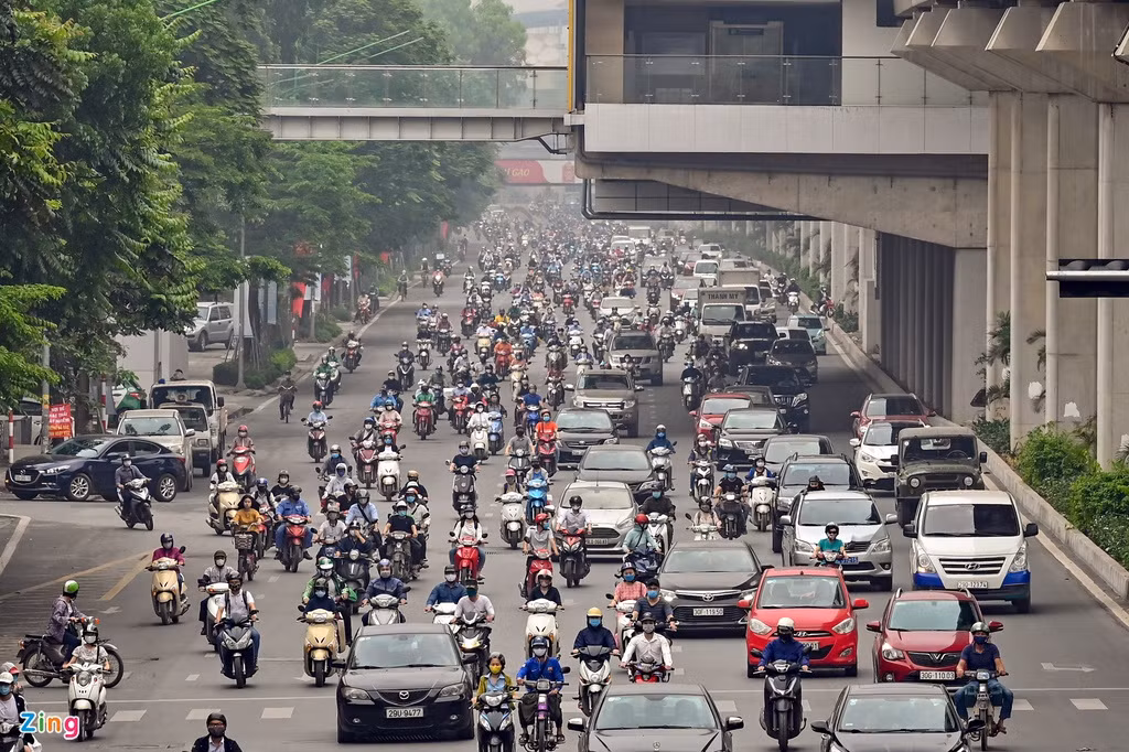 Mật độ giao thông tăng cao trên đường Nguyễn Trãi lúc 8h. 