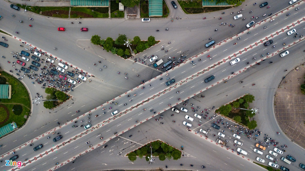 Hàng dài phương tiện chờ đèn đỏ tại cầu vượt Ngã Tư Sở. 