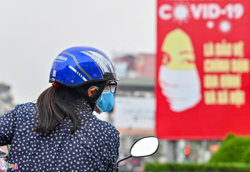 Dù vậy, phần lớn người dân ra đường đeo khẩu trang để đảm bảo an toàn do diễn biến dịch bệnh vẫn khó lường. 