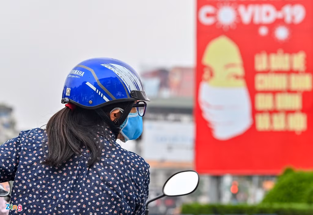 Dù vậy, phần lớn người dân ra đường đeo khẩu trang để đảm bảo an toàn do diễn biến dịch bệnh vẫn khó lường. 