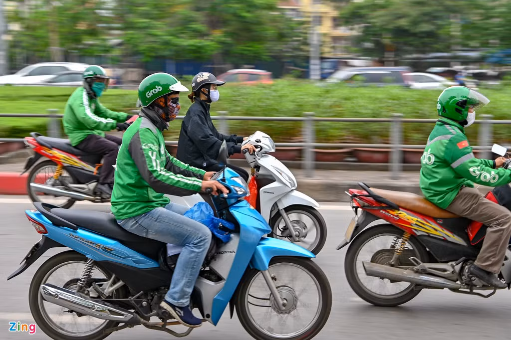 Người dân ra đường buổi sáng 21/4 chủ yếu là dân văn phòng và các dịch vụ vận tải, chuyển đồ.