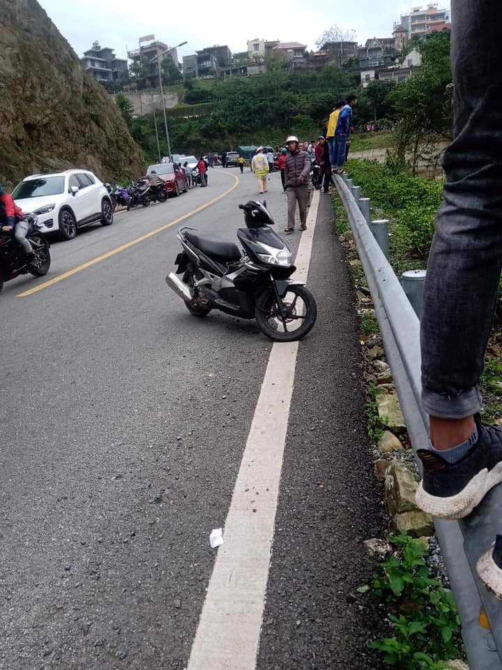 Đồng thời yêu cầu Lãnh đạo Uỷ ban ATGTQG cùng với lãnh đạo tỉnh đến thăm hỏi động viên và chuyển lời thăm hỏi, chia buồn của đồng chí PTTg Thường trực tới gia đình nạn nhân không may qua đời trong vụ việc.