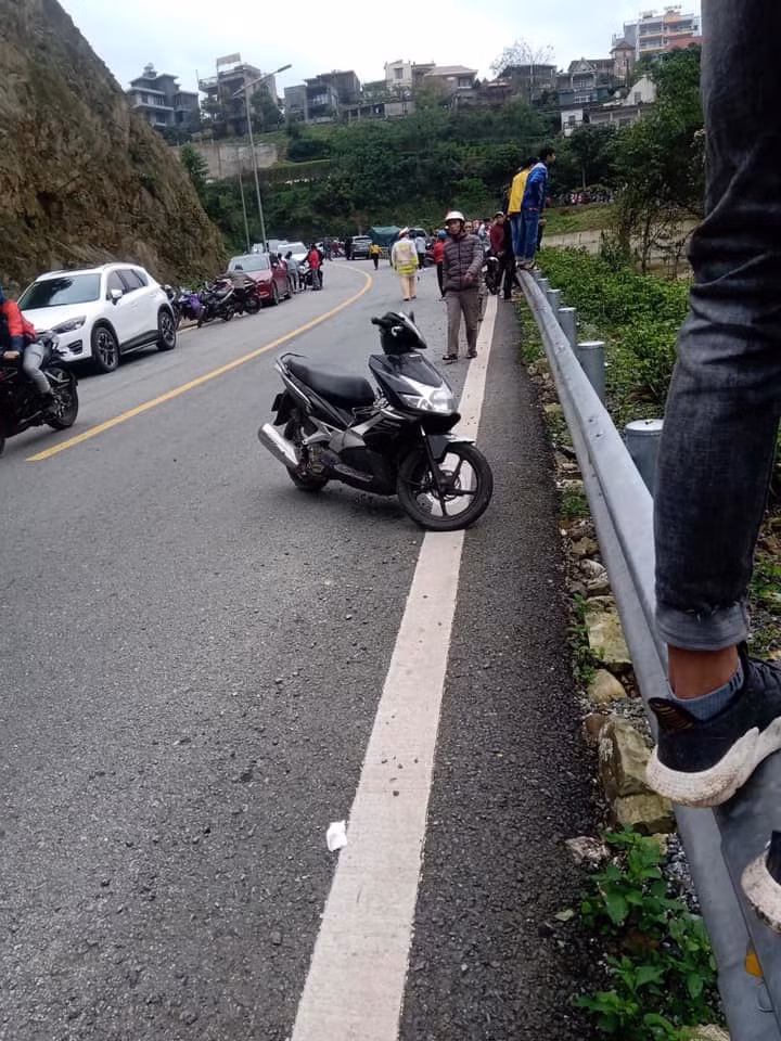 Đồng thời yêu cầu Lãnh đạo Uỷ ban ATGTQG cùng với lãnh đạo tỉnh đến thăm hỏi động viên và chuyển lời thăm hỏi, chia buồn của đồng chí PTTg Thường trực tới gia đình nạn nhân không may qua đời trong vụ việc.