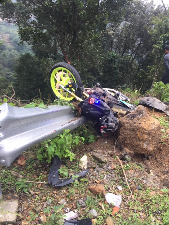 Hiện nguyên nhân vụ ô tô va chạm với xe máy, cả 2 xe lao xuống vực sâu 200m, 4 người tử vong đang được cơ quan chức năng điều tra, làm rõ.