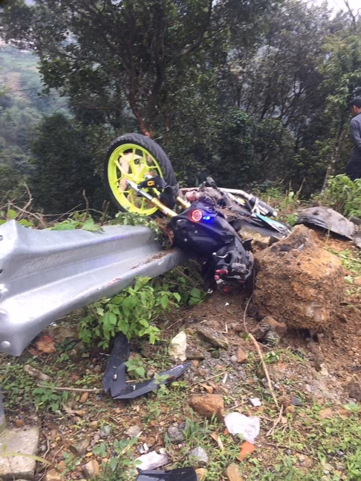 Hiện nguyên nhân vụ ô tô va chạm với xe máy, cả 2 xe lao xuống vực sâu 200m, 4 người tử vong đang được cơ quan chức năng điều tra, làm rõ.