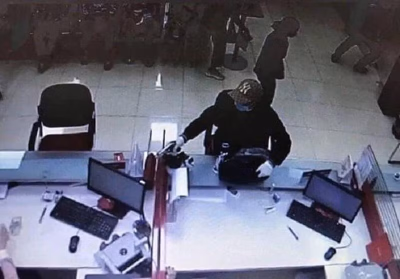 Thanh nien doi mu luoi trai cuop ngan hang o Ha Noi ra dau thu