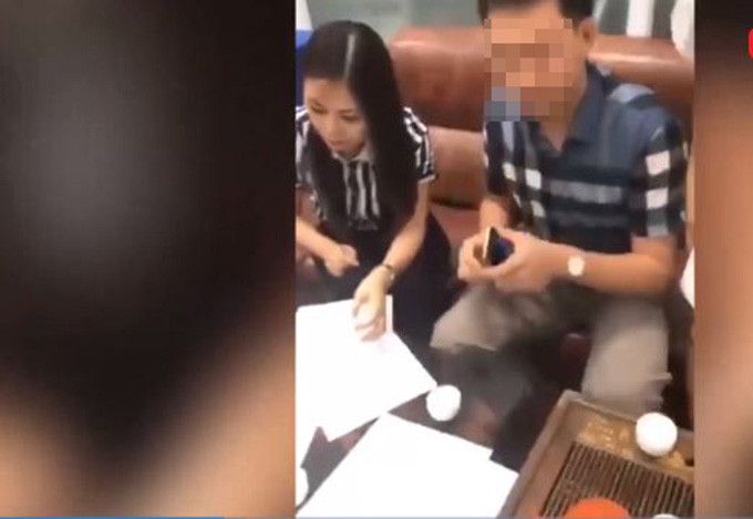 Trong đoạn clip Nguyễn Thị Dương liên tục có những lời lẽ công kích về phía cán bộ. Đoạn clip livestream này được chia sẻ rầm rộ trên mạng xã hội nhưng phần đông đều tỏ ra bức xúc trước lối hành xử của nữ doanh nhân. Xem thêm video: Vụ Đường Dương đánh người: Viện KSND tối cao vào cuộc. Nguồn: VTC 14.