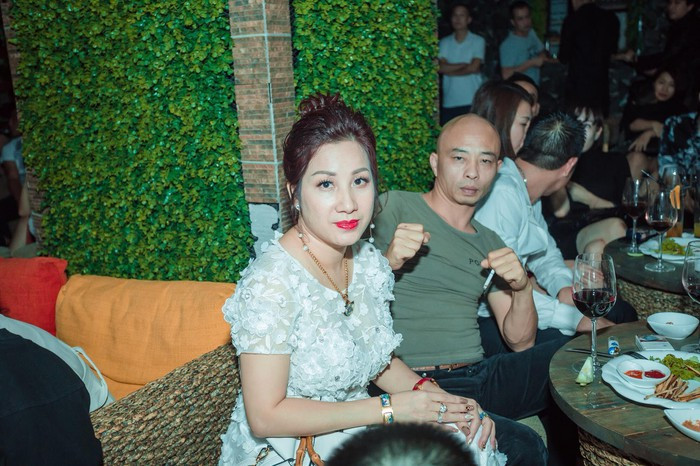 Không những thế, Dương còn ngăn chặn nhiều người làm thủ tục thông quan tại Chi cục Hải quan cửa khẩu Sân bay quốc tế Nội Bài thời điểm đó để so sánh "tại sao họ được đi mà tôi lại không". Trước hành động gây náo loạn, không chấp hành quy định của mẹ con bà Dương, Chi cục Hải quan cửa khẩu Sân bay quốc tế Nội Bài đã phải mời công an đến giải quyết.