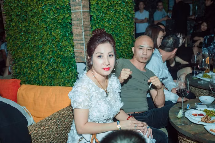 Không những thế, Dương còn ngăn chặn nhiều người làm thủ tục thông quan tại Chi cục Hải quan cửa khẩu Sân bay quốc tế Nội Bài thời điểm đó để so sánh "tại sao họ được đi mà tôi lại không". Trước hành động gây náo loạn, không chấp hành quy định của mẹ con bà Dương, Chi cục Hải quan cửa khẩu Sân bay quốc tế Nội Bài đã phải mời công an đến giải quyết.