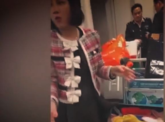  Gây rối tại Chi cục Hải quan Sân bay Nội Bài, ngày 17/2/2017, Nguyễn Thị Dương có mặt tại Chi cục Hải quan Sân bay Nội Bài đã liên tục quay clip phát tán lên Facebook, Dương cho rằng, các cán bộ Hải quan Sân bay Nội Bài đã có hành vi nhũng nhiễu, vòi tiền.