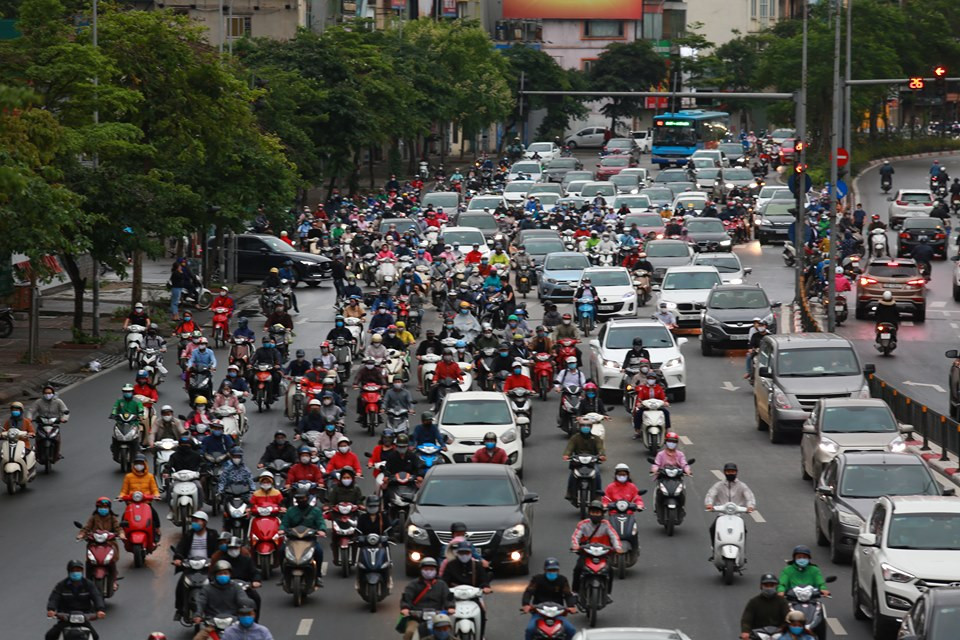 Ghi nhận tại tuyến đường Tây Sơn. Xem thêm video: Hà Nội lại đông đúc, sau tuần cách ly xã hội. Nguồn: VTC 1.