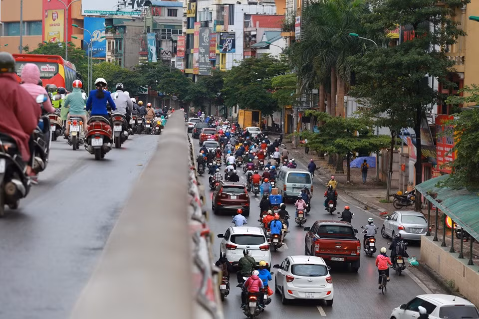 Hình ảnh hàng ngàn phương tiện nối đuôi nhau trên cầu vượt Ngã Tư Sở. 