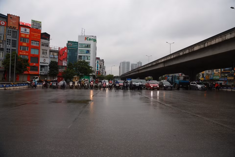 Mật độ tham gia giao thông trên các tuyến phố tại Hà Nội khá đông đúc trong ngày đầu tiên nới lỏng cách ly xã hội.