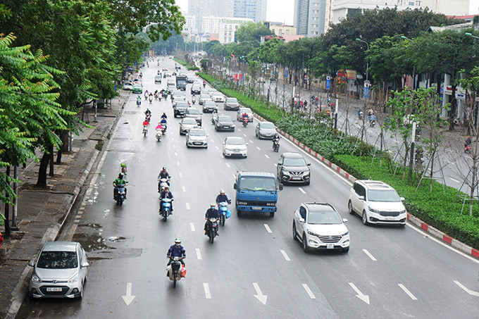 Sáng nay 23/4 là ngày đầu tiên nới lỏng lệnh cách ly xã hội, nhiều người dân bắt đầu đi làm như thường ngày.