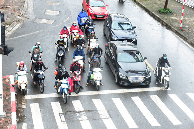 Tại Hà Nội, nhiều tuyến đường hôm nay đã xuất hiện tình trạng đông đúc do mật độ người tham gia giao thông đổ ra đường tăng đột biến.