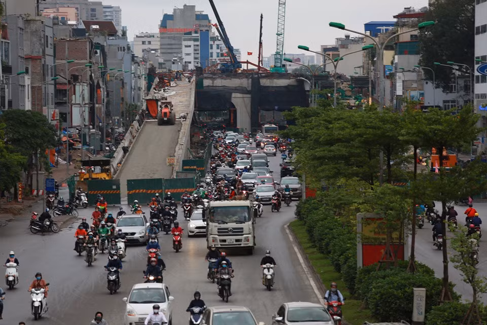 Đường Trường Chinh cũng trở lên đông đúc hơn thường ngày ngày thi thoảng lại xảy ra ùn tắc.