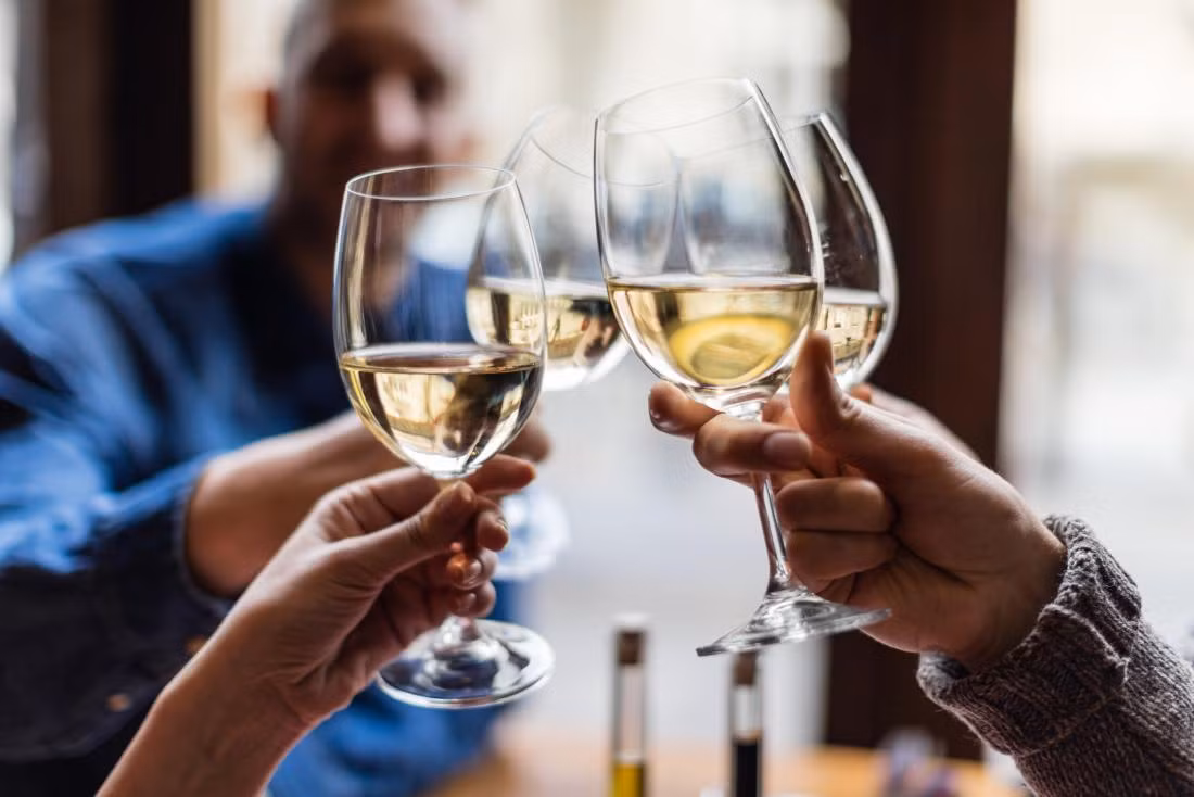 Uống một chút rượu: Quá nhiều booze được biết là làm tăng huyết áp, nhưng chỉ một chút có thể làm điều ngược lại. Theo nghiên cứu uống ít hơn một ly rượu nhẹ mỗi ngày có liên quan đến giảm nguy cơ tăng huyết áp ở phụ nữ. Các nghiên cứu cho thấy uống rượu vừa phải cũng có vai trò trong phòng ngừa bệnh tim.