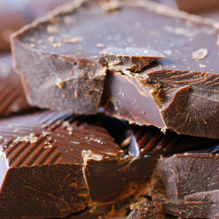 Thưởng thức sô cô la đen: Vị ngọt của flavanol giúp giảm huyết áp bằng cách thư giãn mạch máu và tăng lưu lượng máu. Trung bình, tiêu thụ sô cô la đen thường xuyên có thể giúp giảm huyết áp tâm thu (chỉ số trên) xuống 5 điểm và huyết áp tâm trương (chỉ số dưới) gần 3 điểm, theo một phân tích của Úc.