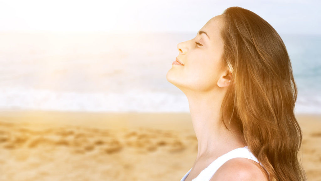 Thở sâu: Cơ thể chúng ta phản ứng với căng thẳng bằng cách giải phóng các hormone căng thẳng như cortisol và adrenaline vào máu. Những hormone này có thể làm tăng nhịp tim và làm co mạch máu, khiến huyết áp của bạn tăng đột biến. Thở chậm và thực hành thiền định như khí công, yoga và thái cực quyền có thể giúp kiểm soát hormone gây căng thẳng và cả huyết áp.