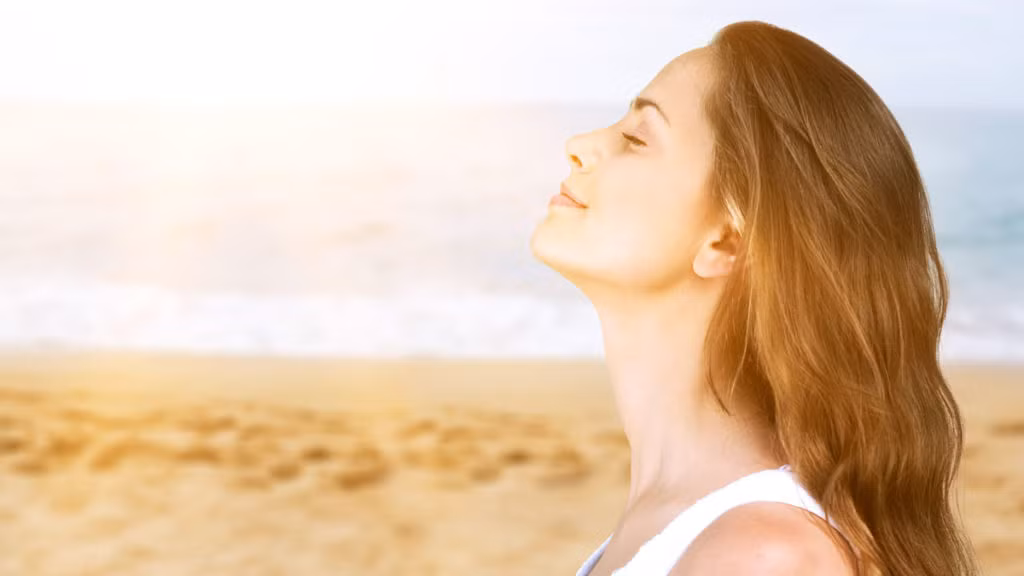 Thở sâu: Cơ thể chúng ta phản ứng với căng thẳng bằng cách giải phóng các hormone căng thẳng như cortisol và adrenaline vào máu. Những hormone này có thể làm tăng nhịp tim và làm co mạch máu, khiến huyết áp của bạn tăng đột biến. Thở chậm và thực hành thiền định như khí công, yoga và thái cực quyền có thể giúp kiểm soát hormone gây căng thẳng và cả huyết áp.