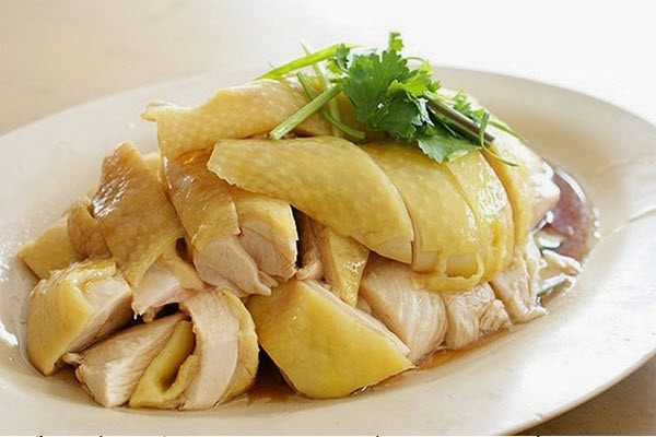 3. Thịt gà Thịt gà giàu protein động vật, có tác dụng kích thích sản xuất keratin - 80% sợi tóc được cấu thành từ chất này. Thiếu hụt protein trong 2-3 tháng có thể khiến tốc độ dài của tóc giảm đi một nửa cũng như gây rụng tóc nhiều hơn. Vì vậy, thường xuyên ăn thịt gà sẽ cung cấp đủ protein cho cơ thể, hạn chế rụng tóc, giúp tóc nhanh dài, chắc khỏe hơn.