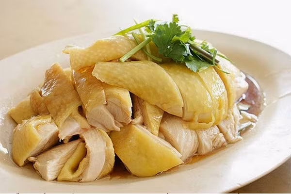 3. Thịt gà Thịt gà giàu protein động vật, có tác dụng kích thích sản xuất keratin - 80% sợi tóc được cấu thành từ chất này. Thiếu hụt protein trong 2-3 tháng có thể khiến tốc độ dài của tóc giảm đi một nửa cũng như gây rụng tóc nhiều hơn. Vì vậy, thường xuyên ăn thịt gà sẽ cung cấp đủ protein cho cơ thể, hạn chế rụng tóc, giúp tóc nhanh dài, chắc khỏe hơn.