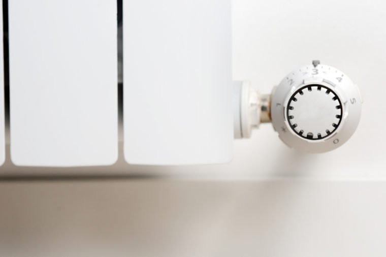 Giữ cho phòng quá ấm Một phòng ngủ ấm cúng có thể không tốt cho sức khỏe làn da và chất lượng giấc ngủ của bạn. Các nghiên cứu cho thấy cơ thể nghỉ ngơi tốt hơn ở nhiệt độ mát mẻ.