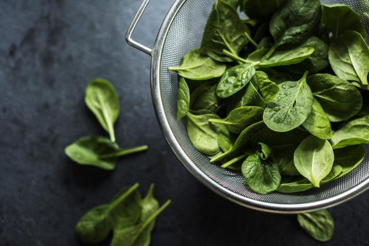 Bổ sung vitamin qua kem dưỡng Mặc dù một số vitamin có thể hữu ích khi thoa lên da, chẳng hạn như vitamin C; nhưng vitamin B lại không hiệu quả. Nhiều loại vitamin B (như B12) chỉ có thể được hấp thụ ở ruột non; do đó dù bạn có nạp bao nhiêu vào kem dưỡng ẩm hay huyết thanh, nó cũng sẽ không tạo ra sự khác biệt. Nếu bạn thực sự muốn khai thác sức mạnh của vitamin B để cải thiện làn da và vẻ ngoài của bạn, hãy ăn các loại rau lá xanh như rau bina, măng tây, đậu và đậu Hà Lan.